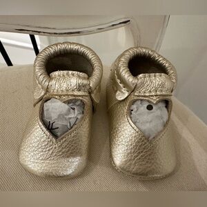 🐇 12~18 Mth Leather Pale Gold Heart Baby Shoes by Freshly Picked NWT